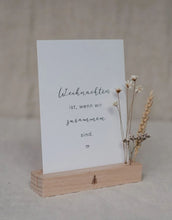 Laden Sie das Bild in den Galerie-Viewer, Kartenständer Tanne von Eulenschnitt aus Buche, ca. 12 × 2 × 3 cm, mit Aussparungen für Postkarten oder Fotos und drei kleinen Löchern für Trockenblumen, eingravierter Tannenbaum und Eulenschnitt Logo.