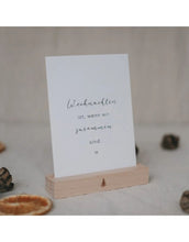 Laden Sie das Bild in den Galerie-Viewer, Kartenständer Tanne von Eulenschnitt aus Buche, ca. 12 × 2 × 3 cm, mit Aussparungen für Postkarten oder Fotos und drei kleinen Löchern für Trockenblumen, eingravierter Tannenbaum und Eulenschnitt Logo.