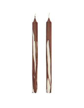 Laden Sie das Bild in den Galerie-Viewer, Ferm Living Kerzen Duo Dark Chocolate – handgetropfte Stabkerzen in Braun, Ø 2 × H 30 cm, Set aus 2 Stück.