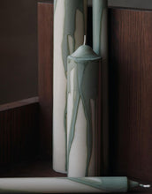 Laden Sie das Bild in den Galerie-Viewer, Ferm Living Kerzen Duo Tea Green – handgetropfte Stabkerzen in Grün, Ø 2 × H 30 cm, Set aus 2 Stück.