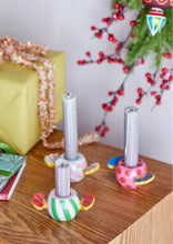 Laden Sie das Bild in den Galerie-Viewer, Handbemalter Kerzenhalter Caramella von Bloomingville in Rosé aus Steinzeug – einzigartiges Wohnaccessoire für eine warme und farbenfrohe Atmosphäre