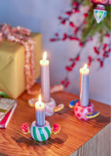 Laden Sie das Bild in den Galerie-Viewer, Handbemalter Kerzenhalter Caramella von Bloomingville in Rosé aus Steinzeug – einzigartiges Wohnaccessoire für eine warme und farbenfrohe Atmosphäre