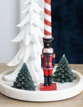 Laden Sie das Bild in den Galerie-Viewer, Kerzenhalter mit Kerze I Nussknacker