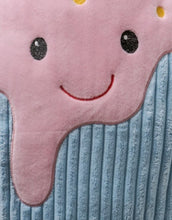 Laden Sie das Bild in den Galerie-Viewer, Handgearbeitetes Dekokissen in Eisform in Pink, Rot und Helltürkis