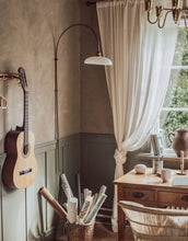 Laden Sie das Bild in den Galerie-Viewer, Strömshaga Wandlampe Sofia Antique Brass White aus Eisen mit weißem Glasschirm und Textilkabel, Ø 65 cm, Höhe 140 cm.