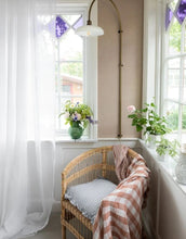 Laden Sie das Bild in den Galerie-Viewer, Strömshaga Wandlampe Sofia Antique Brass White aus Eisen mit weißem Glasschirm und Textilkabel, Ø 65 cm, Höhe 140 cm.