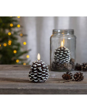 Laden Sie das Bild in den Galerie-Viewer, LED-Wachskerze I Tannenzapfen