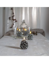 Laden Sie das Bild in den Galerie-Viewer, LED-Wachskerze I Tannenzapfen