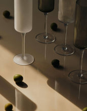 Laden Sie das Bild in den Galerie-Viewer, Ripple Champagner Gläser Flöte 2er Set I Clear