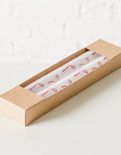 Laden Sie das Bild in den Galerie-Viewer, Stabkerzen-Set Bowella von Boltze in Rot und Weiß mit Rundumdruck aus Paraffinwachs für dekorative Tischgestaltung