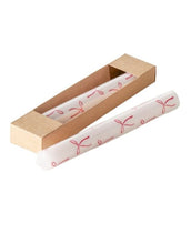 Laden Sie das Bild in den Galerie-Viewer, Stabkerzen-Set Bowella von Boltze in Rot und Weiß mit Rundumdruck aus Paraffinwachs für dekorative Tischgestaltung