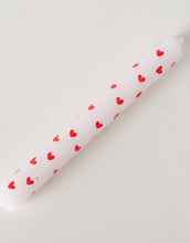 Laden Sie das Bild in den Galerie-Viewer, Stabkerze 2er-Set Lilin in Weiß mit rotem Motiv von Boltze