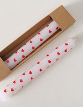 Laden Sie das Bild in den Galerie-Viewer, Stabkerze 2er-Set Lilin in Weiß mit rotem Motiv von Boltze