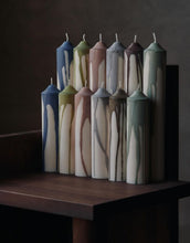 Laden Sie das Bild in den Galerie-Viewer, Ferm Living Dryp Stumpenkerze Dark Chocolate – handgetropfte Kerze Ø 5 × H 30 cm aus Stearin mit 58 Stunden Brenndauer.