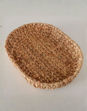 Laden Sie das Bild in den Galerie-Viewer, Ovales Tablett von Boltze aus Wasserhyazinthe und Metall in Naturfarbe