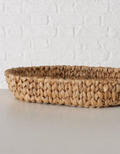 Laden Sie das Bild in den Galerie-Viewer, Ovales Tablett von Boltze aus Wasserhyazinthe und Metall in Naturfarbe
