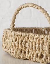 Laden Sie das Bild in den Galerie-Viewer, Rundes, blumenförmiges Tablett von Boltze in Naturfarbe mit Metallhenkel