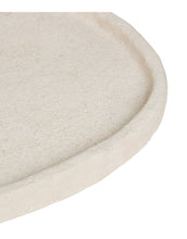 Laden Sie das Bild in den Galerie-Viewer, House Nordic Tablett aus Zement in Beige, organische Form, 35 x 30 x 2,5 cm.