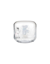 Laden Sie das Bild in den Galerie-Viewer, Moomin Teelichtglas Snowfall von Muurla mit winterlichem Moomin-Motiv, Ø 9 cm, Höhe 8 cm.