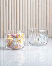 Laden Sie das Bild in den Galerie-Viewer, Moomin Teelichtglas Snowfall von Muurla mit winterlichem Moomin-Motiv, Ø 9 cm, Höhe 8 cm.