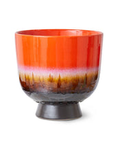 Laden Sie das Bild in den Galerie-Viewer, Mehrfarbiger Übertopf Retro Cherry Red von HKliving aus handglasiertem Steinzeug mit glänzender, reaktiver Kirschrot-Glasur – individuelles Design mit Retro-Note.