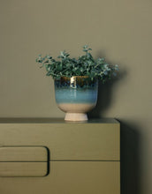 Laden Sie das Bild in den Galerie-Viewer, Eisblauer Übertopf Retro Lagoon von HKliving aus glasiertem Steinzeug mit reaktiver Glasur, 20,5×20,5×20 cm – Unikat für kleine bis mittelgroße Zimmerpflanzen.