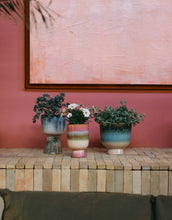 Laden Sie das Bild in den Galerie-Viewer, Eisblauer Übertopf Retro Lagoon von HKliving aus glasiertem Steinzeug mit reaktiver Glasur, 20,5×20,5×20 cm – Unikat für kleine bis mittelgroße Zimmerpflanzen.