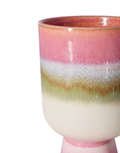 Laden Sie das Bild in den Galerie-Viewer, Mehrfarbiger Übertopf Retro Rosefield von HKliving aus Steinzeug mit rosa, weißen und grünen Akzenten, 13×13×19,5 cm – handgefertigt mit reaktiver Glasur.