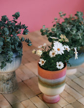 Laden Sie das Bild in den Galerie-Viewer, Mehrfarbiger Übertopf Retro Rosefield von HKliving aus Steinzeug mit rosa, weißen und grünen Akzenten, 13×13×19,5 cm – handgefertigt mit reaktiver Glasur.