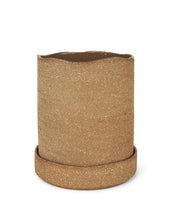 Laden Sie das Bild in den Galerie-Viewer, Brauner Übertopf Uneru von Ferm Living mit rauer Oberfläche, unregelmäßigen Kanten und passender Untertasse aus recyceltem Steingut, innen glasiert.