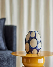 Laden Sie das Bild in den Galerie-Viewer, Blaue Steingutvase mit grafischem Muster von Bloomingville