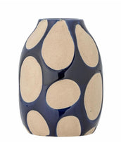 Laden Sie das Bild in den Galerie-Viewer, Blaue Steingutvase mit grafischem Muster von Bloomingville