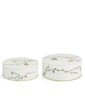 Laden Sie das Bild in den Galerie-Viewer, Hammershøi Christmas Keksdosen-Set von Kähler – zwei runde Metalldosen (Ø 20 cm / Ø 22 cm) mit weihnachtlichem Zweig- und Zapfendekor, ideal für Plätzchen oder Geschenke.