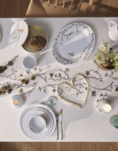 Laden Sie das Bild in den Galerie-Viewer, Hammershøi Christmas Keksdosen-Set von Kähler – zwei runde Metalldosen (Ø 20 cm / Ø 22 cm) mit weihnachtlichem Zweig- und Zapfendekor, ideal für Plätzchen oder Geschenke.