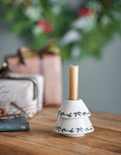 Laden Sie das Bild in den Galerie-Viewer, Bloomingville Kerzenhalter Berry White mit zartem Weihnachtsmotiv