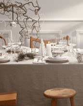 Laden Sie das Bild in den Galerie-Viewer, Hammershøi Christmas Vase H10,5 cm von Kähler aus Porzellan mit feinen Weihnachtsmotiven wie Engel, Sterne und Tannenzapfen – festliche Tisch- und Wohnaccessoire-Dekoration.