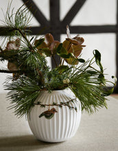 Laden Sie das Bild in den Galerie-Viewer, Hammershøi Christmas Vase H13 cm von Kähler aus Porzellan mit feinen Weihnachtsmotiven wie Engel, Sterne, Walnüsse und Tannenzapfen – festliche Dekoration für Tisch und Wohnraum.