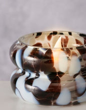 Laden Sie das Bild in den Galerie-Viewer, Handgearbeitetes Windlicht Tocka aus braun-transparentem Glas von Boltze in runder Form für stimmungsvolle Tischdekoration