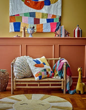 Laden Sie das Bild in den Galerie-Viewer, Bloomingville MINI Decke Colorine bunt gemustert mit Quasten aus recycelter Baumwolle.