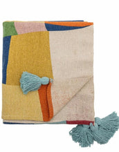 Laden Sie das Bild in den Galerie-Viewer, Bloomingville MINI Decke Colorine bunt gemustert mit Quasten aus recycelter Baumwolle.