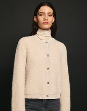 Laden Sie das Bild in den Galerie-Viewer, Nerida Knit Jacke von MSCH Copenhagen in Oatmeal – boxy Fit, Double-Knit, kontrastfarbene Knöpfe und Rippbündchen, weich und warm für stilvolle Layering-Looks.