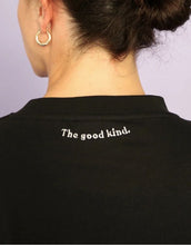 Laden Sie das Bild in den Galerie-Viewer, Schwarzes Langarmshirt von Popeia aus 100 % Bio-Baumwolle mit Relaxed Fit, breitem Kragen und Kindness-Spruch im Nacken.