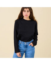 Laden Sie das Bild in den Galerie-Viewer, Schwarzes Langarmshirt von Popeia aus 100 % Bio-Baumwolle mit Relaxed Fit, breitem Kragen und Kindness-Spruch im Nacken.