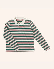 Laden Sie das Bild in den Galerie-Viewer, Gestreiftes Poloshirt von Popeia in Dunkelgrün und Bordeaux aus 100 % Bio-Baumwolle mit Relaxed Fit und geripptem Kragen