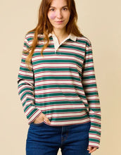 Laden Sie das Bild in den Galerie-Viewer, Gestreiftes Poloshirt von Popeia in Dunkelgrün und Bordeaux aus 100 % Bio-Baumwolle mit Relaxed Fit und geripptem Kragen