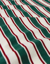 Laden Sie das Bild in den Galerie-Viewer, Gestreiftes Poloshirt von Popeia in Dunkelgrün und Bordeaux aus 100 % Bio-Baumwolle mit Relaxed Fit und geripptem Kragen