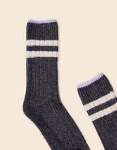 Laden Sie das Bild in den Galerie-Viewer, Graue Stricksocken von Popeia mit Lavendel-Streifen, aus recycelter Wolle und Baumwolle, weich, warm und nachhaltig produziert.