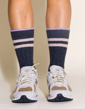 Laden Sie das Bild in den Galerie-Viewer, Graue Stricksocken von Popeia mit Lavendel-Streifen, aus recycelter Wolle und Baumwolle, weich, warm und nachhaltig produziert.