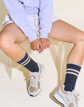 Laden Sie das Bild in den Galerie-Viewer, Graue Stricksocken von Popeia mit Lavendel-Streifen, aus recycelter Wolle und Baumwolle, weich, warm und nachhaltig produziert.