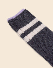 Laden Sie das Bild in den Galerie-Viewer, Graue Stricksocken von Popeia mit Lavendel-Streifen, aus recycelter Wolle und Baumwolle, weich, warm und nachhaltig produziert.